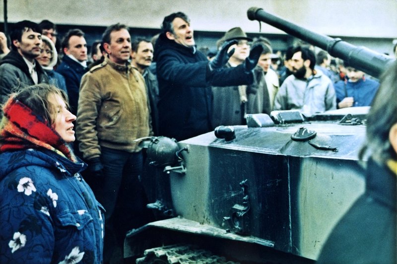 Tusentals litauer ställde sig framför de sovjetiska stridsvagnarna i Vilnius för att stoppa dem under januarihändelserna 1991.