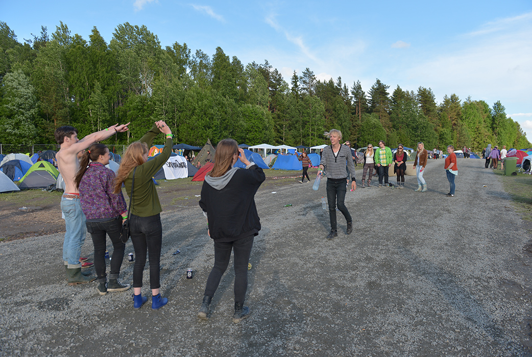 "Vi kallar det Hippeboll."En ny slags sport som var misstänkt lik kubb. "Vi kallar det Hippeboll."En ny slags sport som var misstänkt lik kubb.