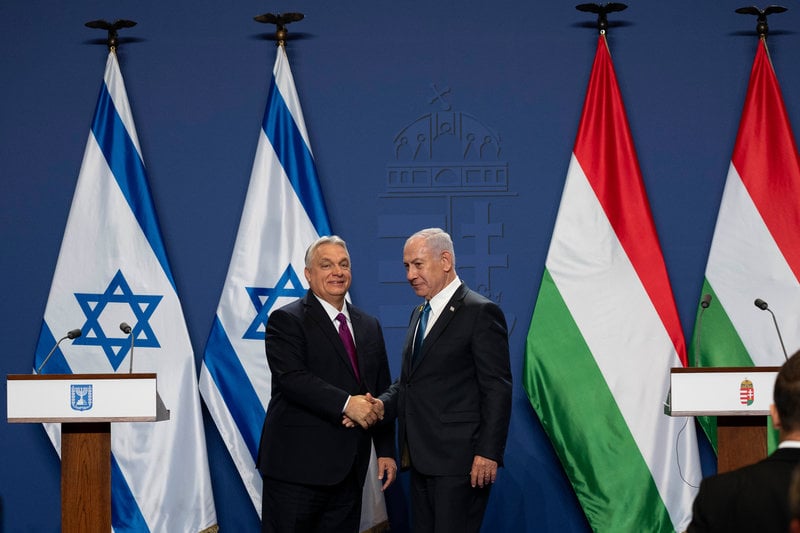 Ungerns premiärminister Viktor Orbán, till vänster, och Israels premiärminister Benjamin Netanyahu. Foto: Denes Erdos/AP/TT Ungerns premiärminister Viktor Orbán, till vänster, och Israels premiärminister Benjamin Netanyahu. Foto: Denes Erdos/AP/TT