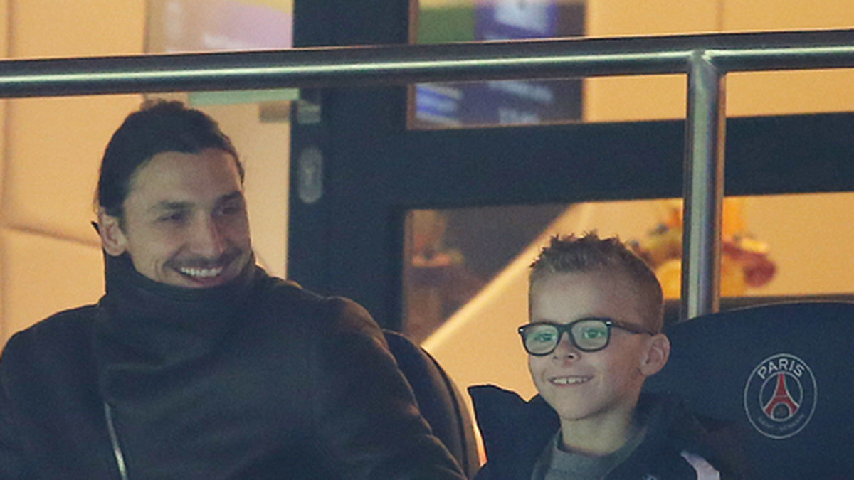 Zlatan var på strålande humör och skrattade med sina söner som är rejält roade av skämtet. 