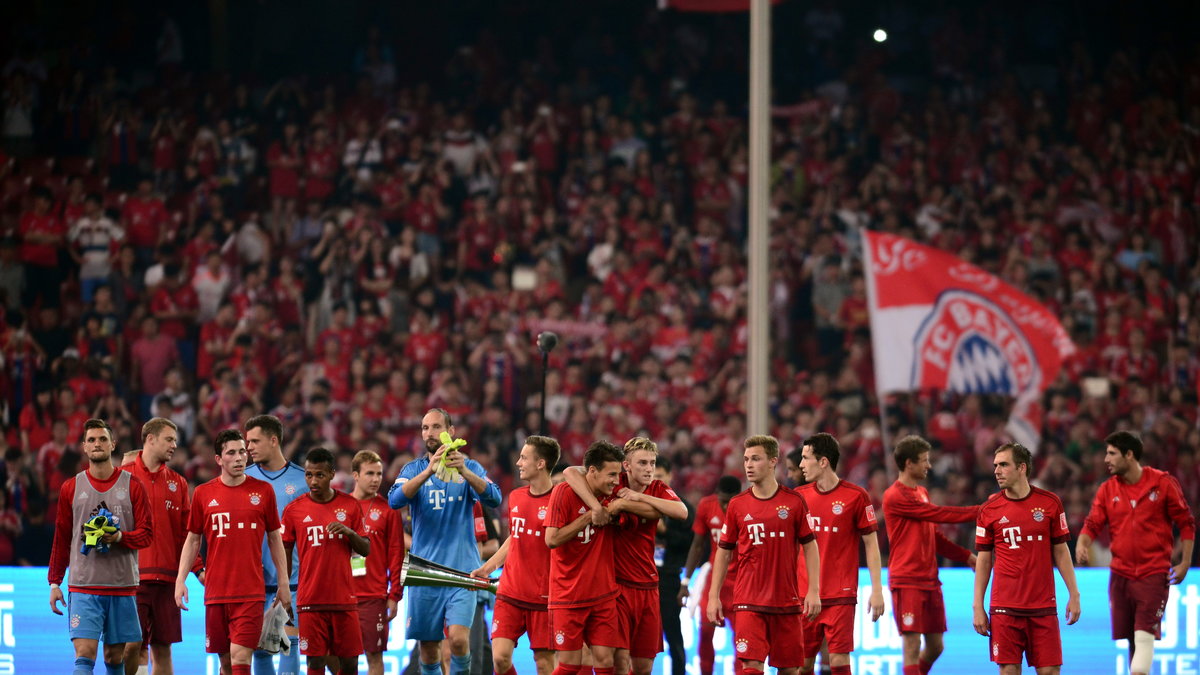 Till Bayerns röda färg, beroende på vilka som spelar.