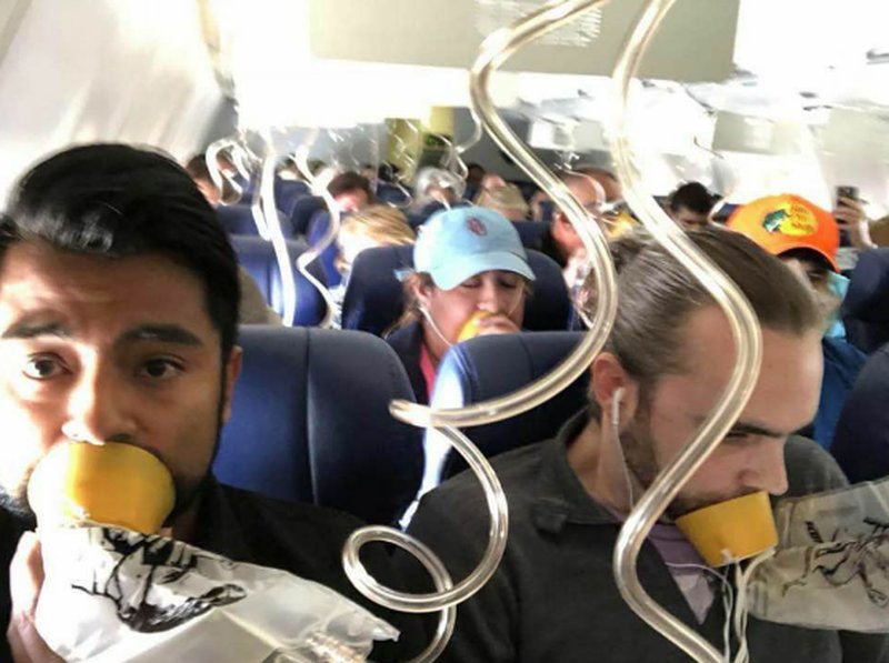 Bilden visar varför det är så viktigt att lyssna på flygpersonalen Bilden visar varför det är så viktigt att lyssna på flygpersonalen