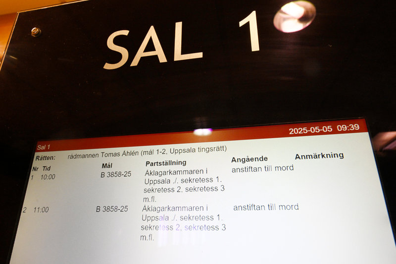 Identiteterna på de misstänkta personerna hålls hemliga av domstolen.