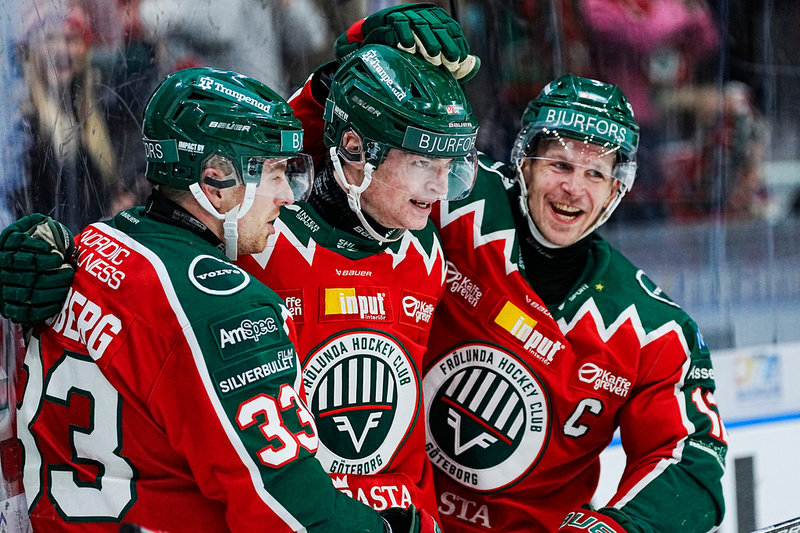 Frölundas Filip Cederqvist (i mitten) jublar med Linus Högberg och Max Friberg hemma mot Luleå.
