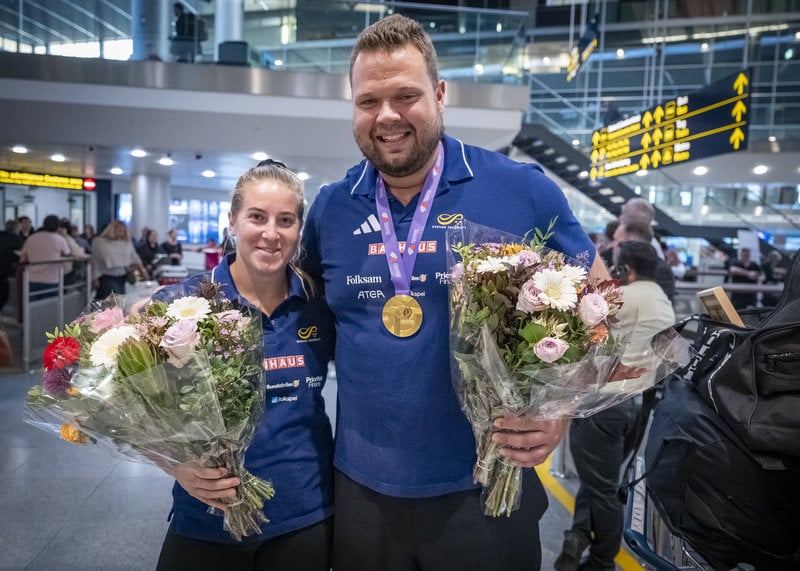 Daniel Ståhl och Fanny Roos välkomnas med blommor då de på måndagskvällen anländer till Kastrups flygplats efter Ståhls VM-guld i Japan. Foto: Johan Nilsson/TT