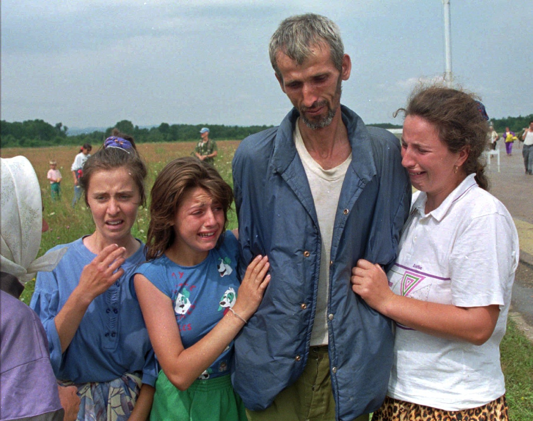 Fotot – också från 1995 – visar en familj som precis har återförenats med sin far. Han hade precis anlänt till FN-området i staden Tuzla, detta efter att ha överlevt sen sex dagar lång dödsmarsch från Srebrenica. Fotot – också från 1995 – visar en familj som precis har återförenats med sin far. Han hade precis anlänt till FN-området i staden Tuzla, detta efter att ha överlevt sen sex dagar lång dödsmarsch från Srebrenica.