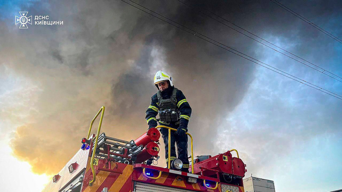 Brandmän arbetar vid kraftverket Trypilska i Kievregionen den 11 april, efter en större rysk attack.