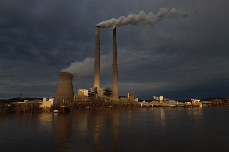 Kol är ett av de fossila bränslena som behöver fasas ut om den globala uppvärmningen ska hejdas. På bilden kolkraftverket Mountaineer i New Haven, West Virginia, i USA. 