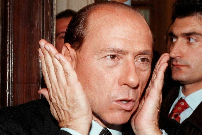 Lite faktabakgrund Silvio Berlusconi; Italiens premiärminister mellan 1994-1995 och 2001-2006. Tog över makten igen 2008. Han driver samtidigt ett omfattande fastighets- och medieimperium. Få kritiska röster hörs i media mot Silvio i Italien. Lite faktabakgrund Silvio Berlusconi; Italiens premiärminister mellan 1994-1995 och 2001-2006. Tog över makten igen 2008. Han driver samtidigt ett omfattande fastighets- och medieimperium. Få kritiska röster hörs i media mot Silvio i Italien.
