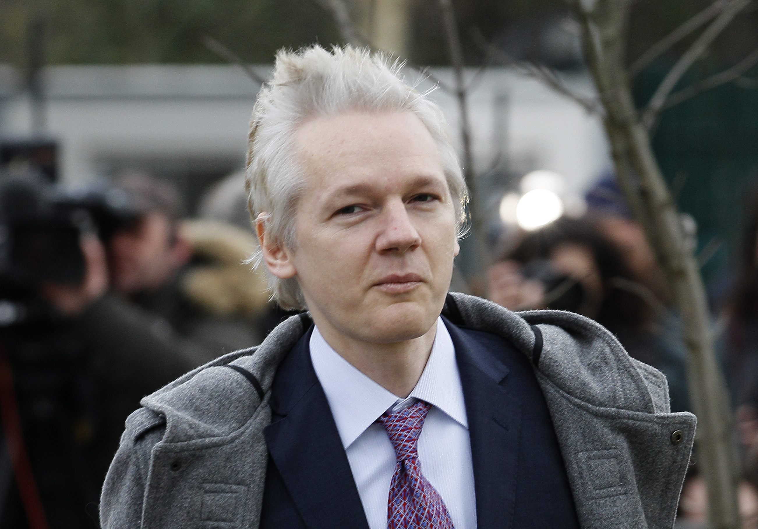 Kommer man fram till att åtala honom begärs Julian Assange häktad i väntan på rättegång.
