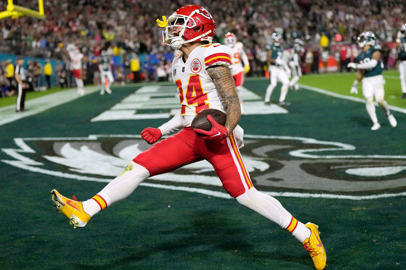 Kansas City Chiefs Skyy Moore firar en touchdown.