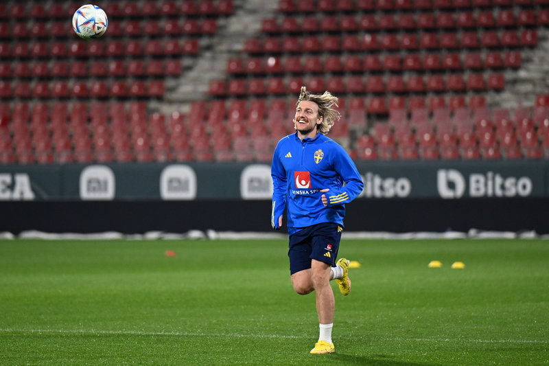 Emil Forsberg har roligt på träningen.