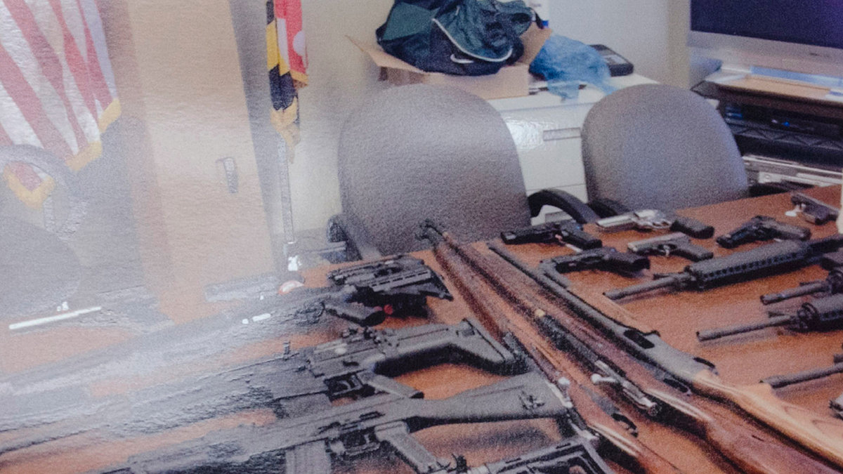 Polisen hittade över 20 vapen i Prescotts lägenhet.