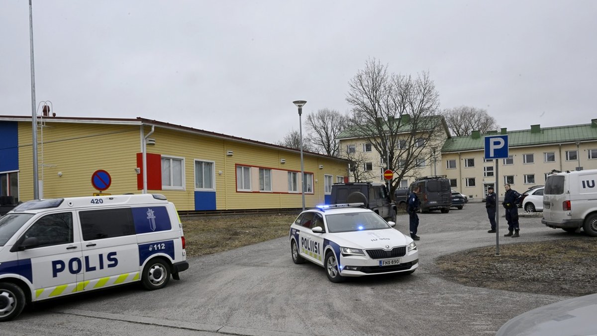 Poliser framför skolan i Vanda.