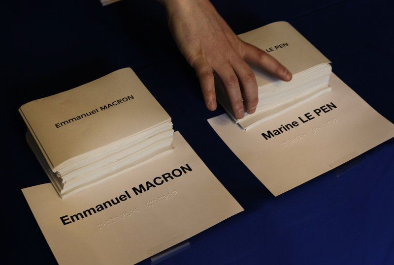 I presidentvalets avgörande omgång 2017 vann liberale Emmanuel Macron över högernationalisten Marine Le Pen. Duon kan nu mycket väl mötas igen i årets val, i mitten av april. Arkivfoto.