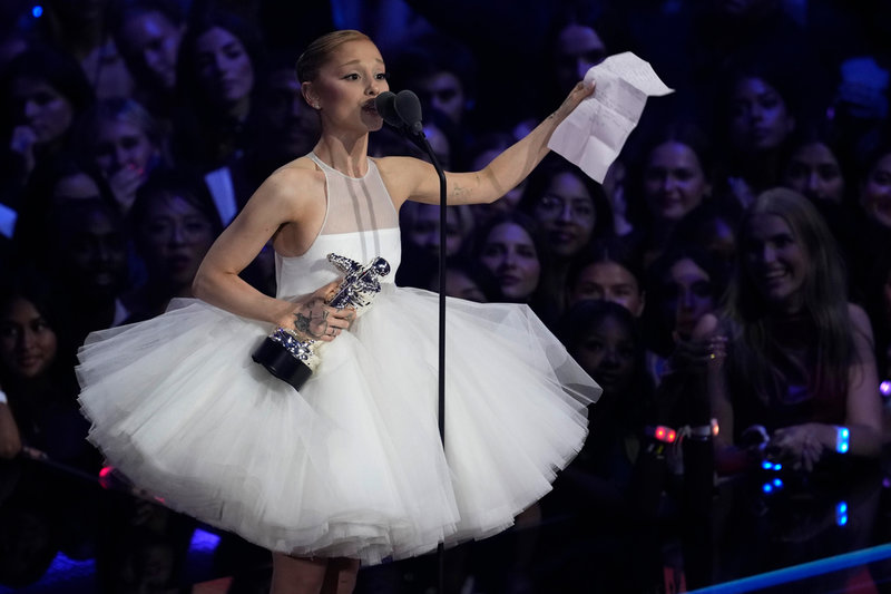 Ariana Grande vann tre priser på MTV-galan, däribland bäst pop och bästa video.