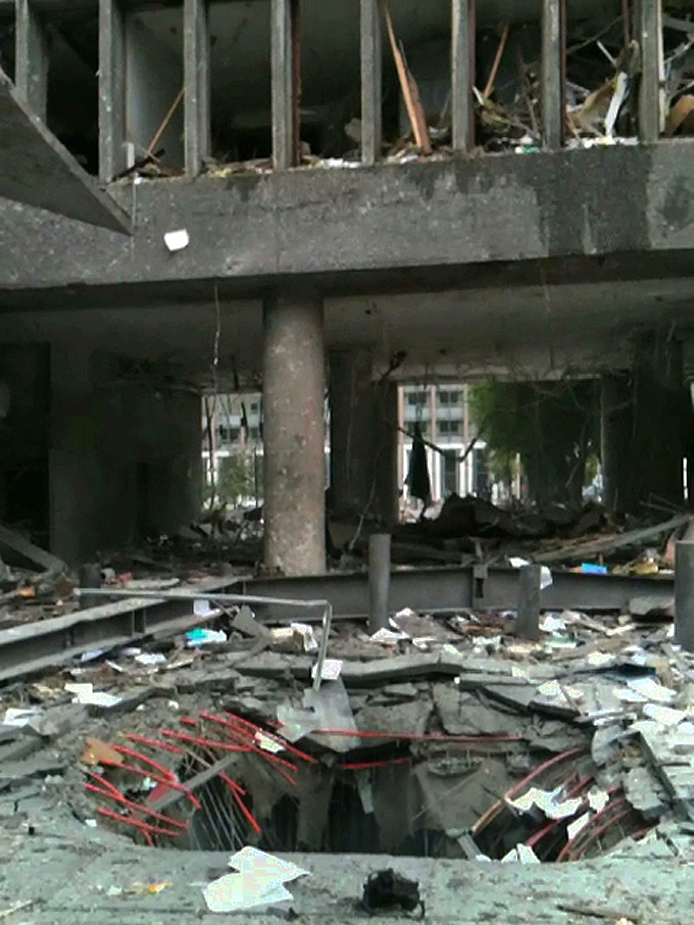 Kratern efter bilbomben som dödade åtta personer i regeringsbyggnaden i Oslo. 