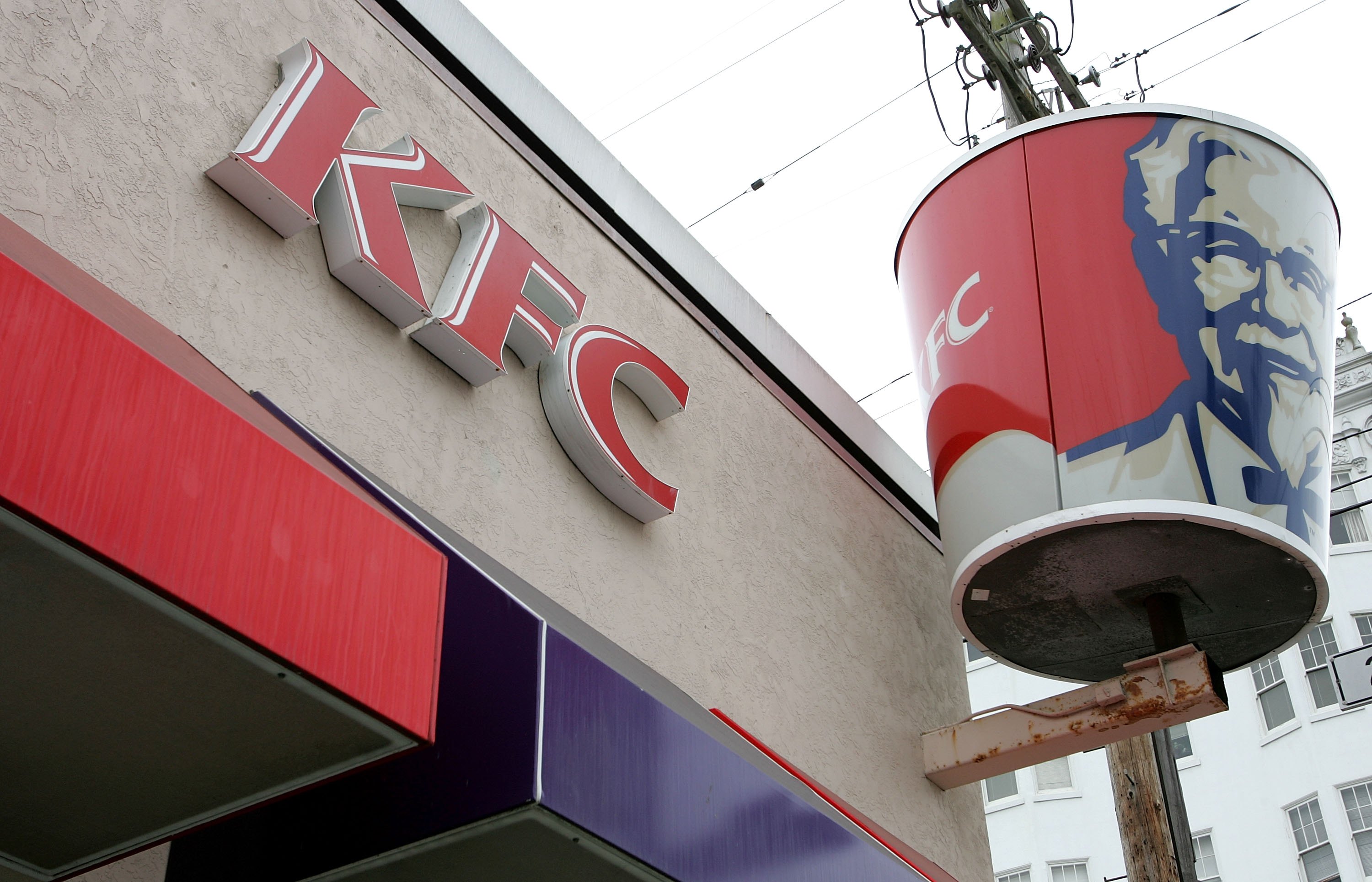 Två juveltjuvar fick sig en överraskning när det gjorde inbrott i en KFC-restaurang och inte den tänkta juvelbutiken.