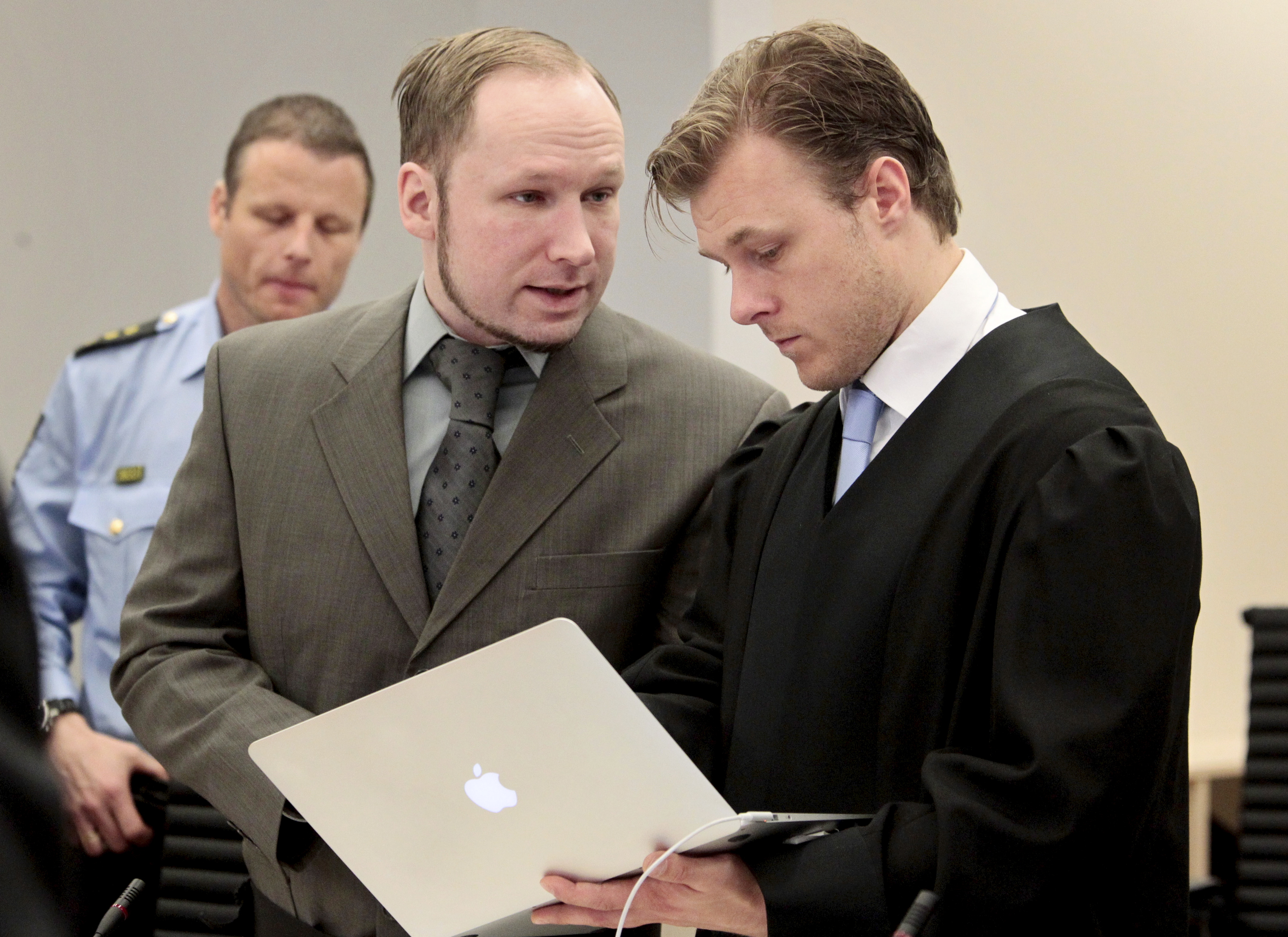 Breivik i samtal med sin advokat Tord Jardet.