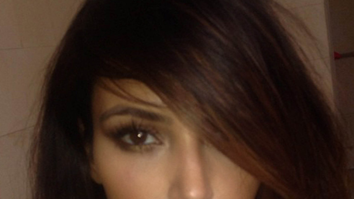 Kim gör sin bästa Aaliyah-frisyr.