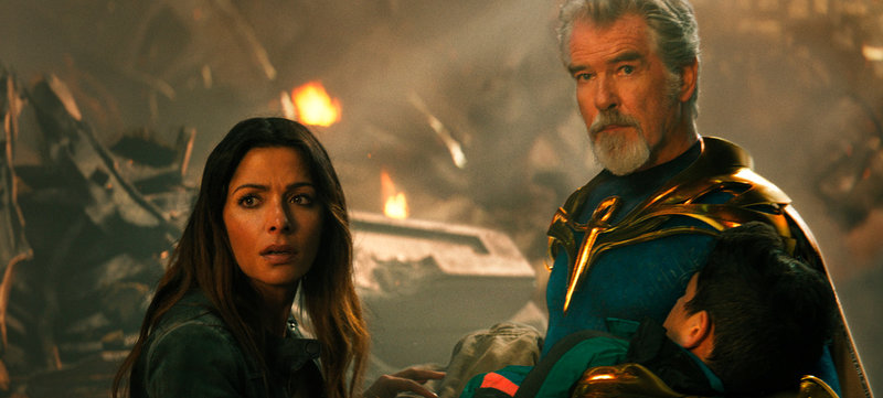 Sarah Shahi och Pierce Brosnan i 'Black Adam'. Pressbild.