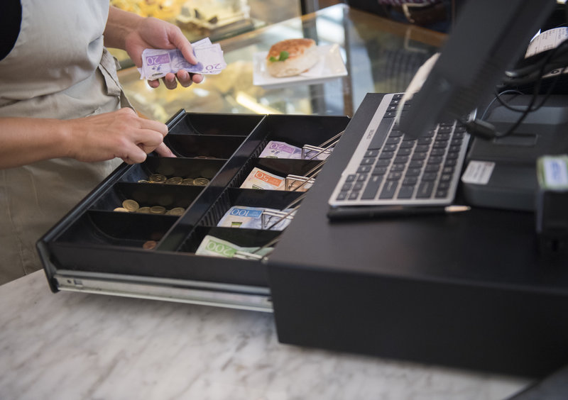 Många kaféer har slutat ta emot kontanter. Foto: Fredrik Sandberg/TT