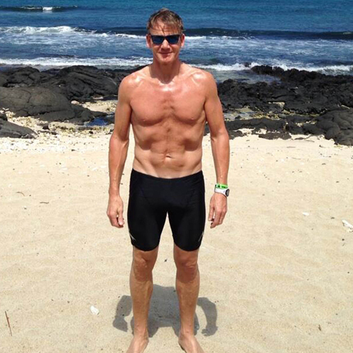 Gordon Ramsay toppar tårna i sanden. Gordon Ramsay toppar tårna i sanden.