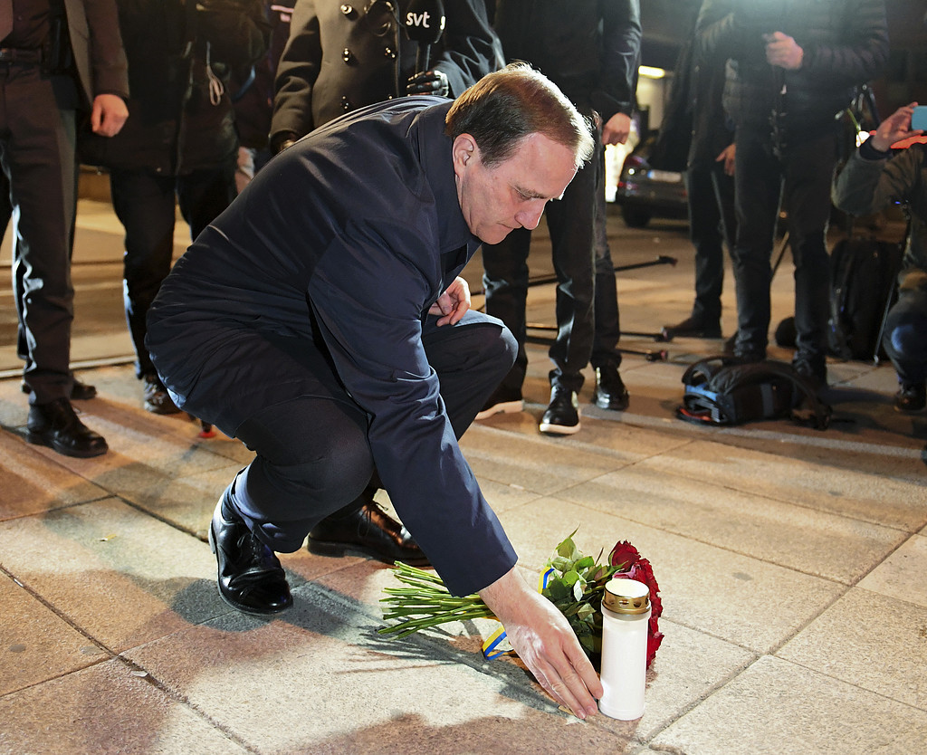 Stefan Löfven lägger blommor på Drottninggatan. Stefan Löfven lägger blommor på Drottninggatan.