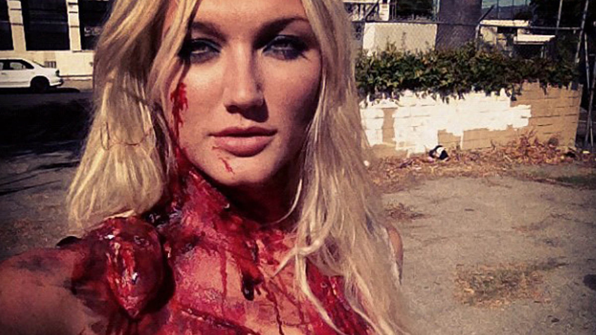 Brooke Hogan spelar in blodiga scener. 