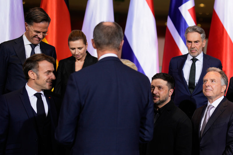 Frankrikes president Emmanuel Macron, Tysklands förbundskansler Friedrich Merz (med ryggen mot kameran), Ukrainas president Volodymyr Zelenskyj och USA:s särskilda sändebud Steve Witkoff under måndagen.