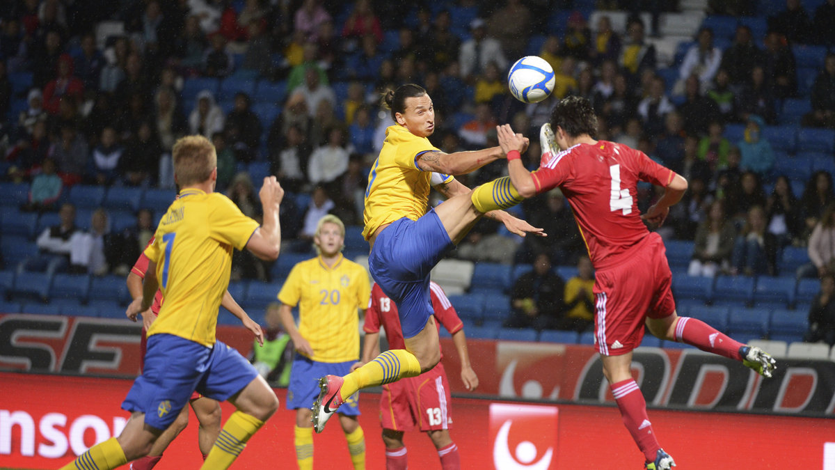 Zlatan såg inte den kinesiske försvararen Peng Zhao men hann precis få ner foten innan den träffade hans huvud.