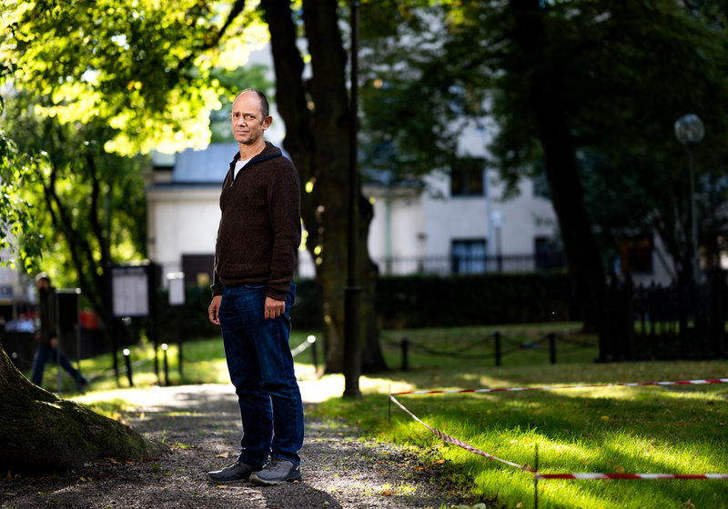 'Boken är så full av död så den behövde lite helium för att lyfta från jordens yta. Och jag tycker världen och mänskligt beteende är väldigt roligt. Även i de mörka stunderna, så finns det alltid någon liten detalj som visar människor som lite löjliga. Då kan man skratta och det är en befrielse', säger Damon Galgut.