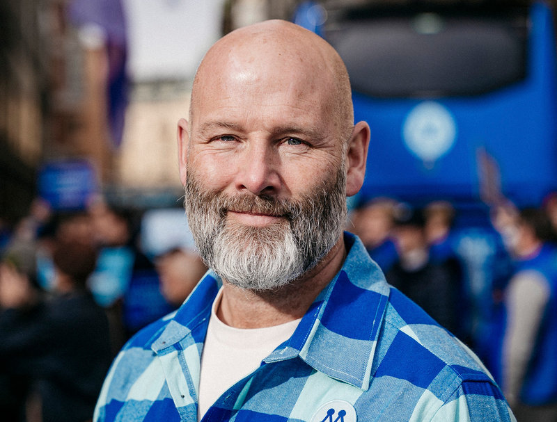 Martin Borgs i Moderaternas rutiga valskjorta. 