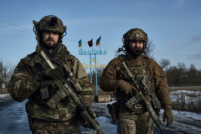 Ukrainska soldater i Avdijivka. På skylten bakom dem står det: Avdijivka är Ukraina.
