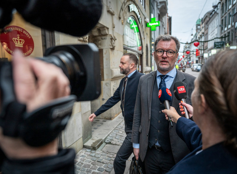 Åklagare Søren Harbo och försvarsadvokaten Kåre Pihlmann utanför Köpenhamns Byret (tingsrätt).