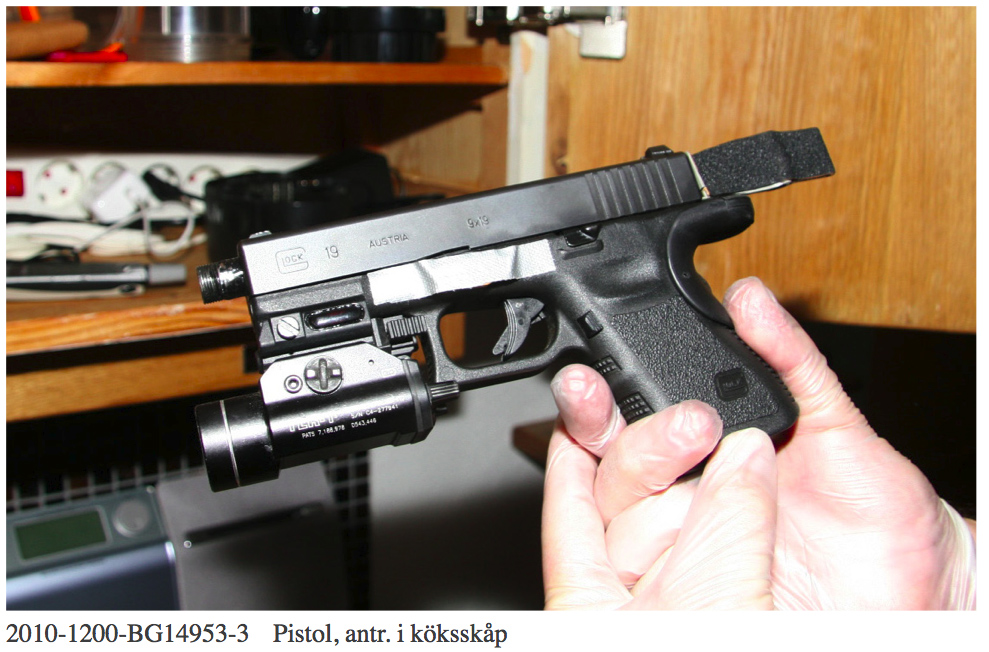 I polisen husrannsakan hittade poliser en mängd vapen och ammunition. I polisen husrannsakan hittade poliser en mängd vapen och ammunition.