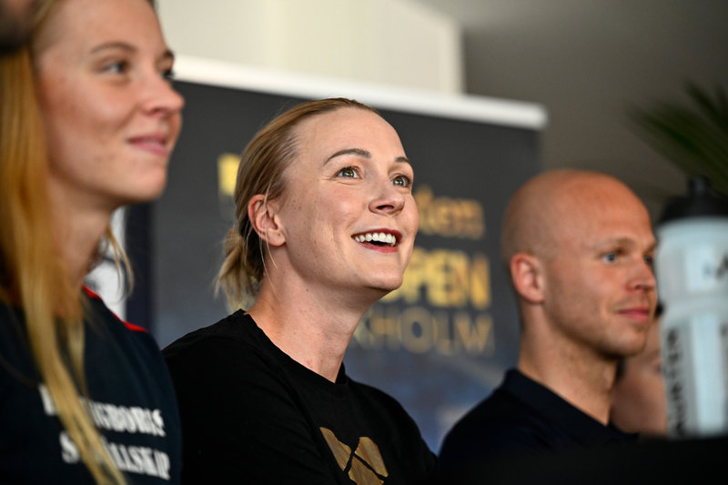 Sarah Sjöström med landslagskompisarna Louise Hansson, till vänster, och Victor Johansson, till höger, på en pressträff inför Swim Open.