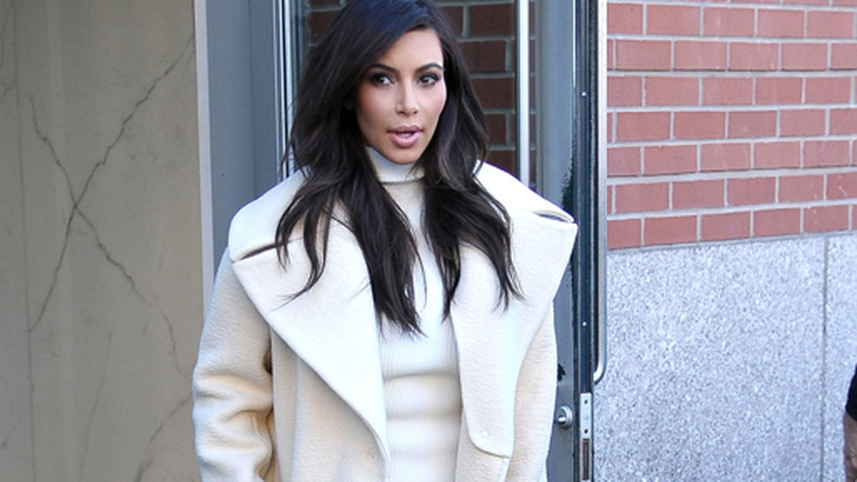 Kim Kardashian var stilig i ljus kappa.