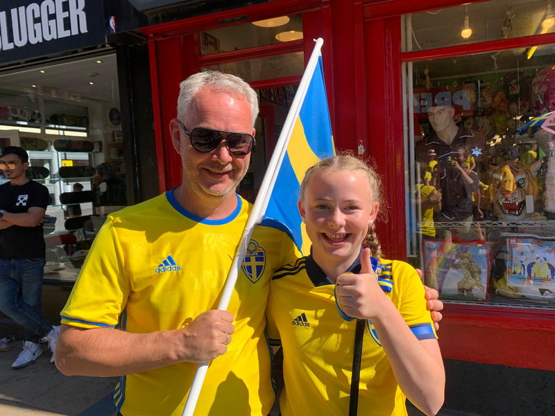 Peter Gunnarsson och dottern Alva, från Jönköping, är på plats i Enfgland för att följa Sverige i fotbolls-EM.