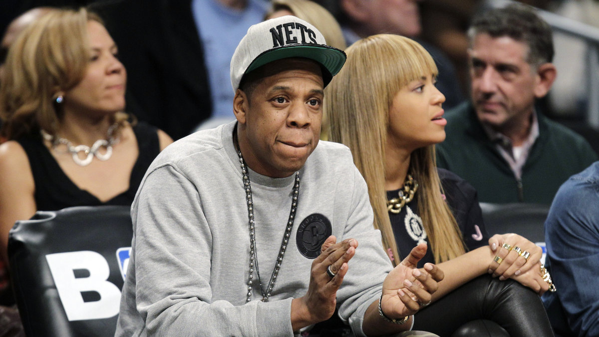 Jay-z, här med sin fru Beyonce Knowles, är redan en välkänd profil inom sportens värld och äger sedan tidigare en del i NBA-laget Brooklyn Nets. 
