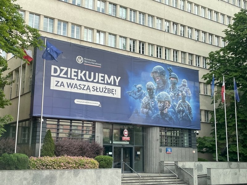 "Tack för din tjänst", hälsas till Polens försvarsanställda på jätteanslag från försvarsdepartementet i Warszawa. Polen väntas i år lägga motsvarande 4,73 procent av sin bnp på försvaret.