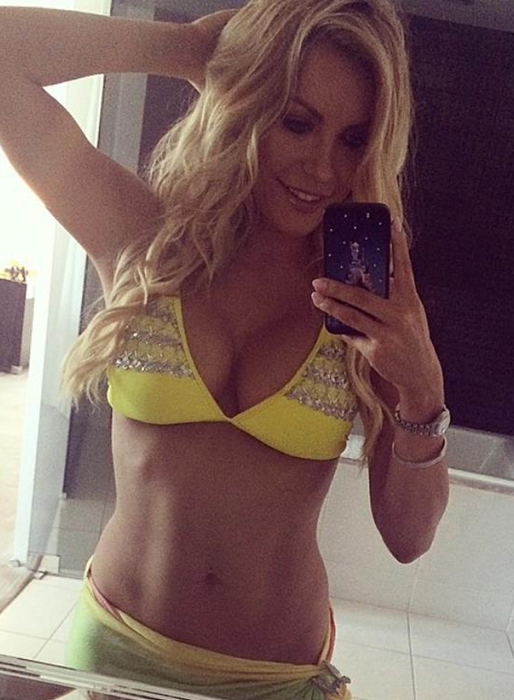 Crystal Hefner tar en selfie. Crystal Hefner tar en selfie.