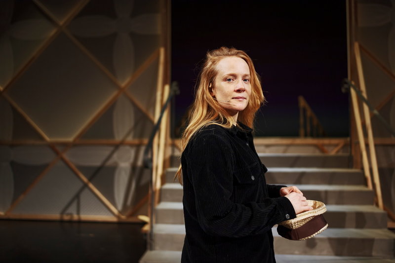 Maja Rung spelar Kulla Gulla när Martha Sandwall-Bergströms hjältinna för första gången tar plats på teaterscenen. 'Kulla Gulla' är ett destillat av alla de tolv böckerna om torparflickans klass- och livsresa.