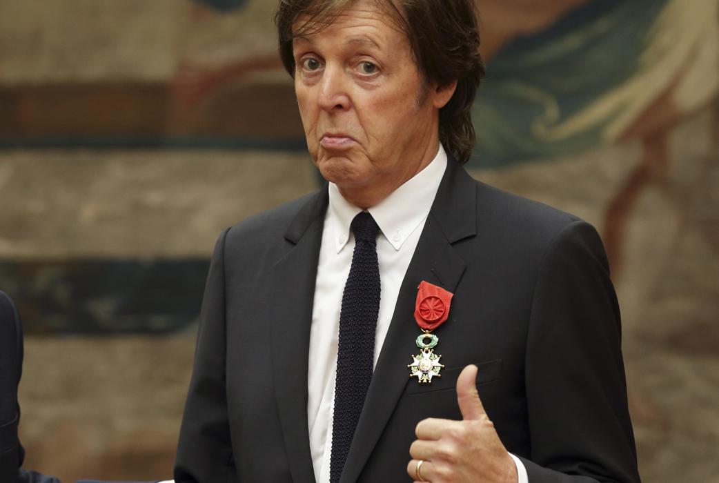 Paul McCartney tar sin veganism väldigt seriöst. Han vägrar att åka limousine med läderklädsel och han sätter inte ens sin sot i ett rum om det finns något med djurtrycksmotiv i rummet.
