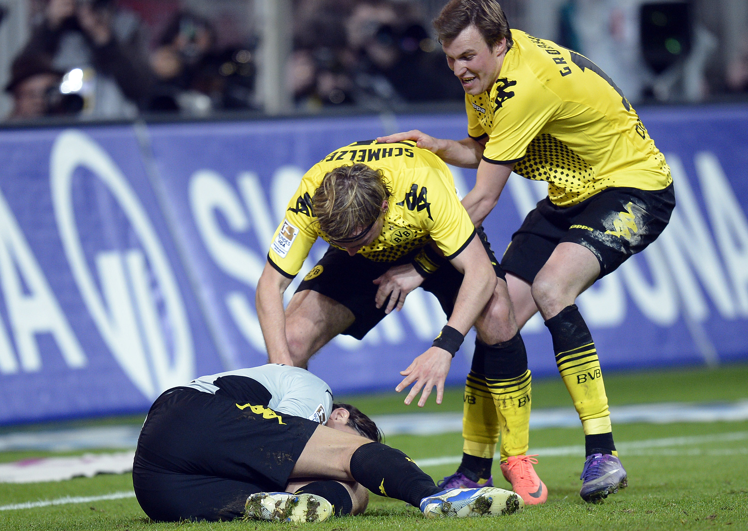 Dortmund-spelarna firar efter att Roman Weidenfeller
räddat Robbens straff.