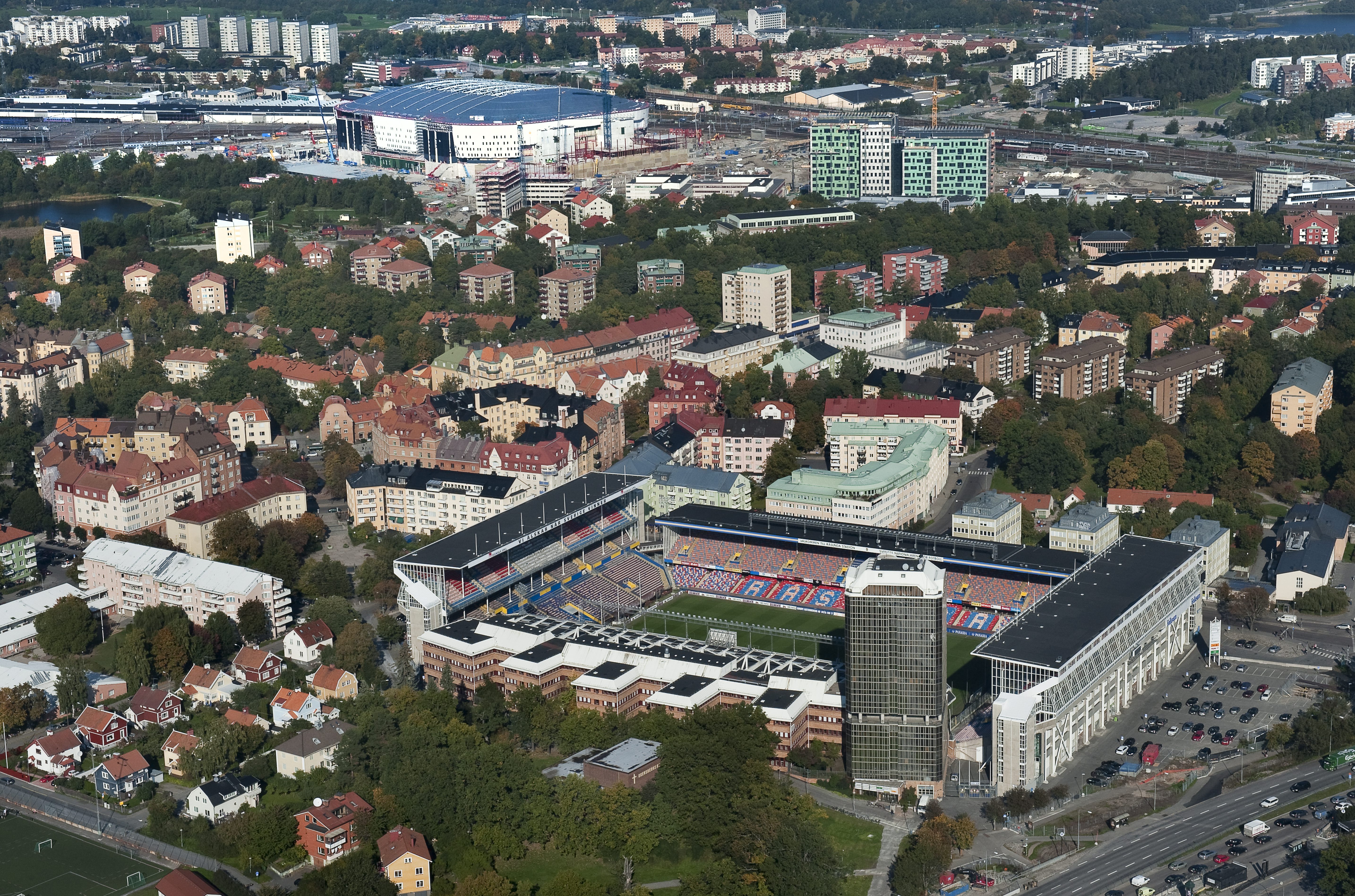Råsundastadion i förgrunden med sin ersättare i bakgrunden.