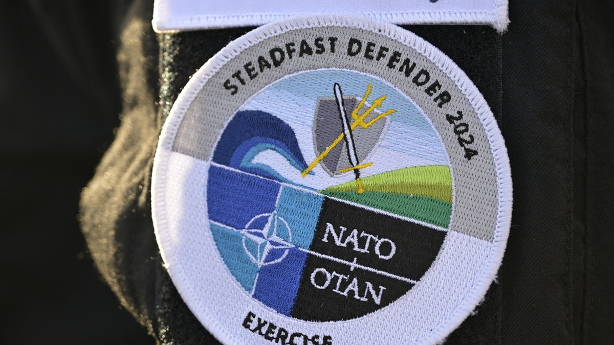 Natoemblem för övningen Steadfast Defender 2024 under militärövning Nordic Response. Arkivbild.