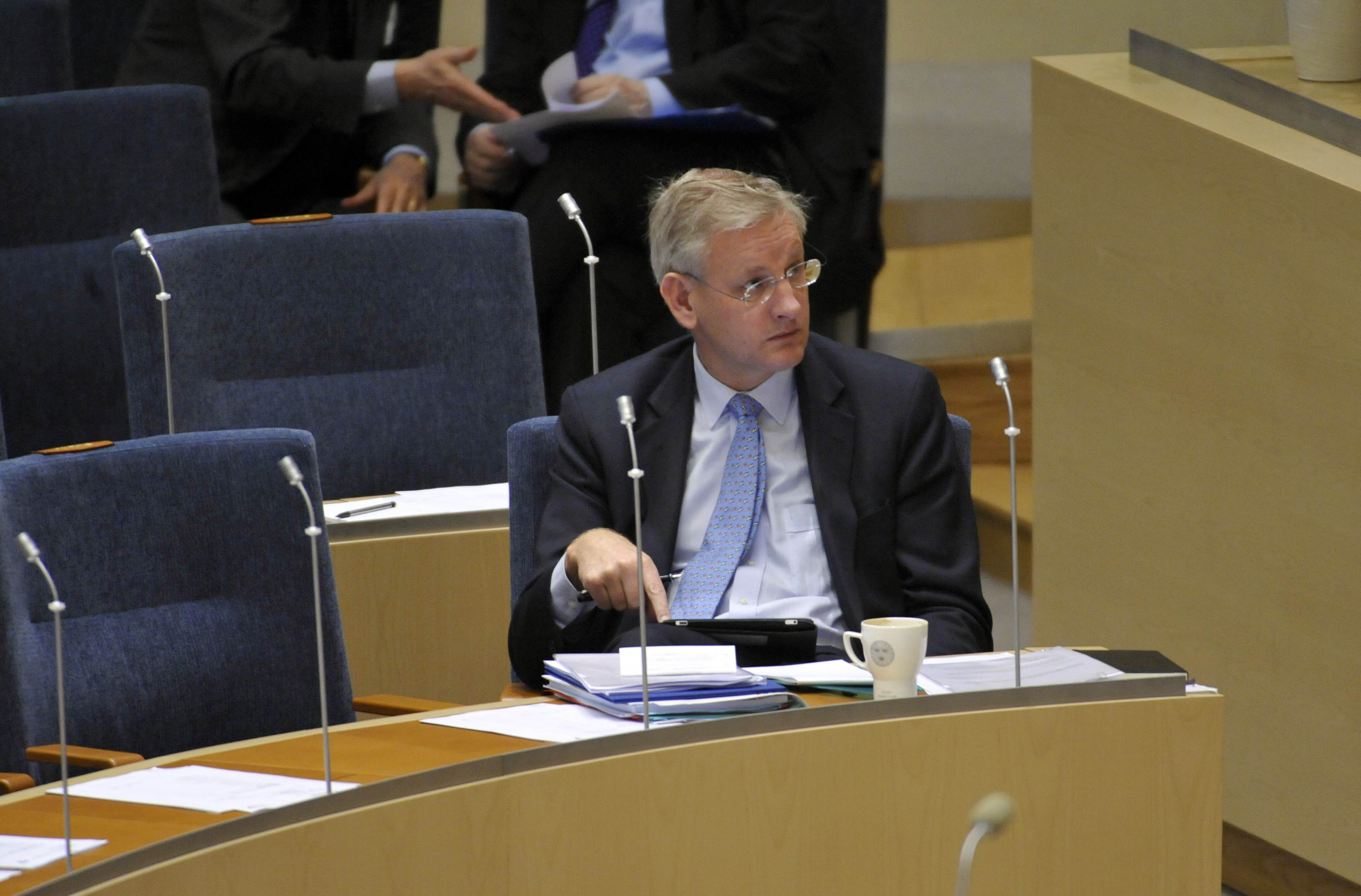 I riksdagsdebatten om Lybien uppgav Carl Bildt att en svensk kvinna har dött i Elfenbensbusten.