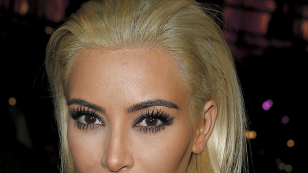 Kim Kardashian har även blivit blond och med hjälp av laser har hon avlägsnat sitt "babyhår".