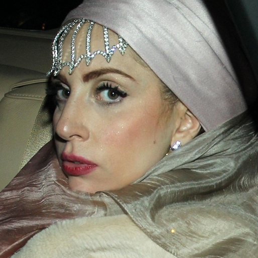 Lady Gaga är fortfarande inte rädd för att experimentera med sina kläder och sitt smink. Men det ser lite mer klädsamt ut nu för tiden... Lady Gaga är fortfarande inte rädd för att experimentera med sina kläder och sitt smink. Men det ser lite mer klädsamt ut nu för tiden...
